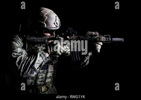 Special forces Soldat in Uniform mit Waffe und Schutzbrille auf Stockfoto