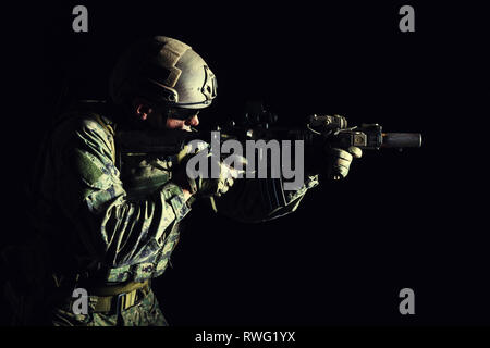 Special forces Soldat in Uniform mit Waffe und Schutzbrille auf Stockfoto