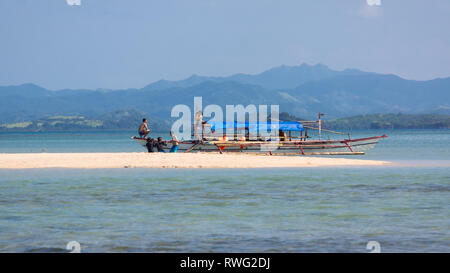 Manlawi Sandbar Touristen auf dem Boot - Caramoan, Philippinen Stockfoto