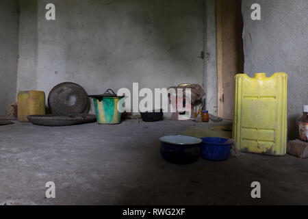 Kroo Bay, einer der schlimmsten Slums in Freetown, Sierra Leone. Behelfsmäßigen Küche. Stockfoto