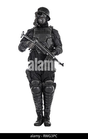 Futuristische NS-Soldat mit Gasmaske und Stahlhelm mit Schmeisser Maschinenpistole. Stockfoto