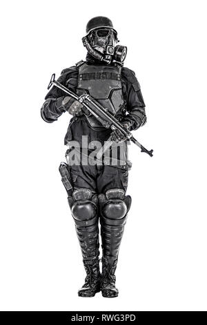 Futuristische NS-Soldat mit Gasmaske und Stahlhelm mit Schmeisser Maschinenpistole. Stockfoto