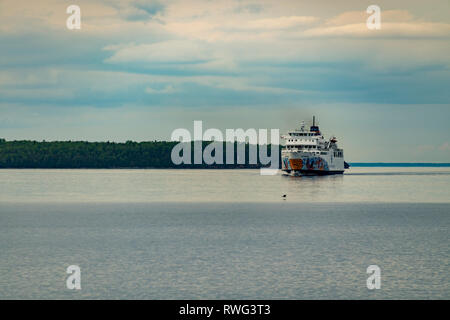 Chi-Cheemun Fähre nähert sich Tobermory von South Baymouth, Tobermory, Ontario, Kanada Stockfoto