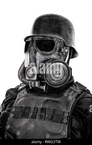Nahaufnahme Porträt eines futuristischen NS-Soldat mit Gasmaske und Stahlhelm. Stockfoto