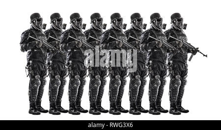 Linie der futuristischen NS-Soldaten das Tragen von Gasmasken und stahlhelme. Stockfoto