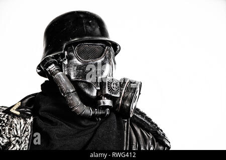 Nahaufnahme Porträt eines futuristischen NS-Soldat mit Gasmaske. Stockfoto