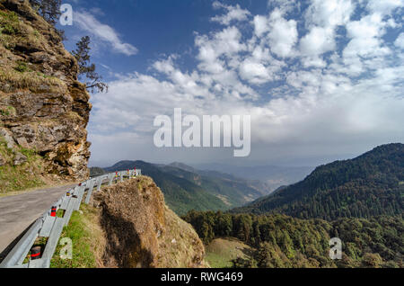 Tal und Blick auf Strasse 0806Chopta, Garhwal, Uttarakhand, Indien. Stockfoto