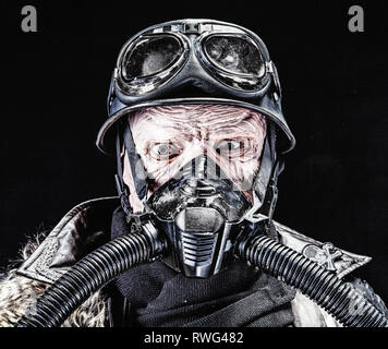Hässliche Fratze des futuristischen NS-Soldat mit Gasmaske verbrannt. Stockfoto
