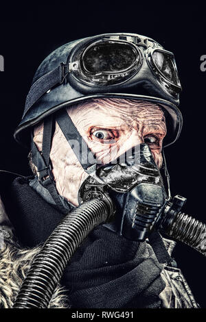 Hässliche Fratze des futuristischen NS-Soldat mit Gasmaske verbrannt. Stockfoto