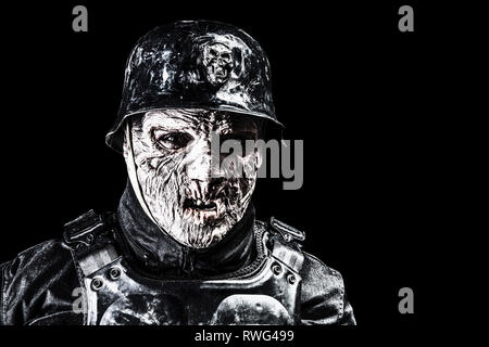 Hässliche Fratze des futuristischen NS-Soldaten verbrannt trägt einen Stahlhelm. Stockfoto