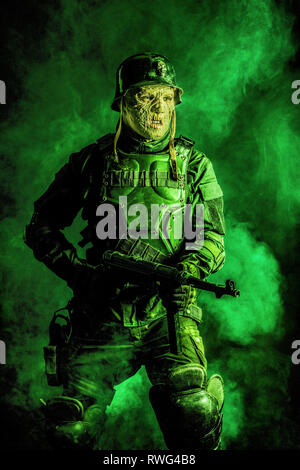 Hässliche Fratze des futuristischen NS-Soldaten verbrannt trägt einen Stahlhelm. Stockfoto