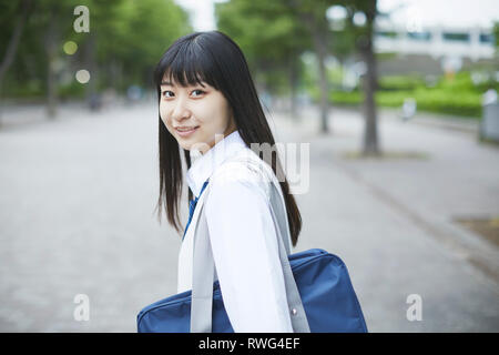 Japanische Schüler in Uniform Downtown Tokyo Stockfoto