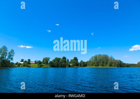 Blauer Himmel und blaue See im Sommer. Weiße Wolken spiegeln sich in blauem Wasser. Blick vom blauen Boot. berühmten See Seliger. Russland. Stockfoto