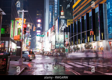NEW YORK, USA - 20. SEPTEMBER 2013: night street Broadway in New York. Gelbes Taxi, viele Menschen und Werbung outdoor Stockfoto