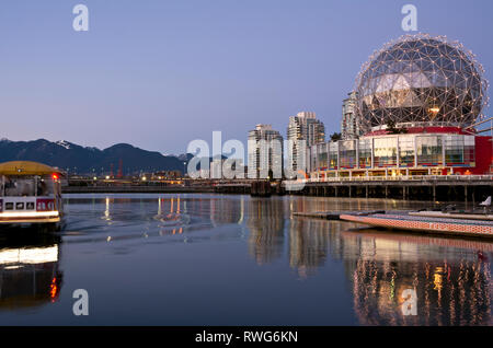 Telus Welt der Wissenschaft Kuppel auf False Creek in Vancouver, BC, Kanada, mit Aquabus Personenfähre. Science World Vancouver. Stockfoto