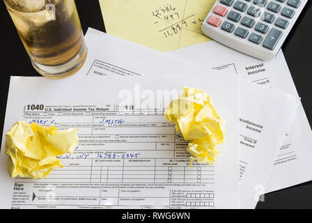 Der Undankbare, frustrierend und deprimierend Aufgabe der Vorbereitung der jährlichen Steuererklärung. Stockfoto