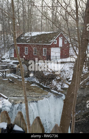 Morningstar Mill historische Stätte im Winterschnee in St. Catharines, Ontario, Kanada. Verschneite ländliche Szene in Ontario. Stockfoto