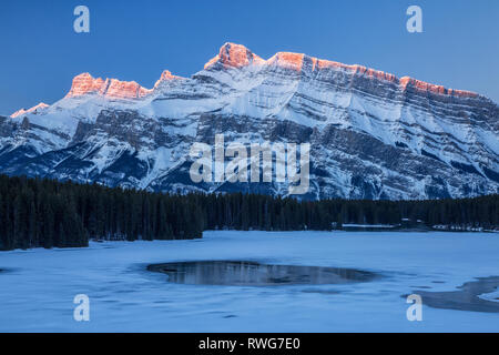 Erstes Licht auf dem Mount Rundle, von zwei Jack Lake, Banff National Park, Alberta, Kanada Stockfoto