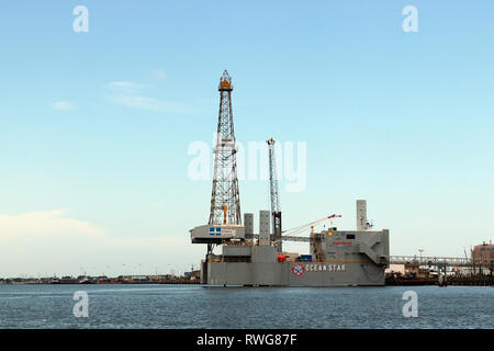 GALVESTON, Texas, USA - Juni 9, 2018: Ocean Star Offshore Drilling Rig Museum und Education Center, der Hafen von Galveston, Texas. Stockfoto