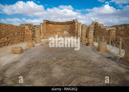 MAMSHIT, Israel/APRIL 10, 2018: Diese alte Kirche mit ihrer beeindruckenden Fußbodenmosaiken, in Israels Wüste Negev wurde nach dem muslimischen Con verlassen Stockfoto