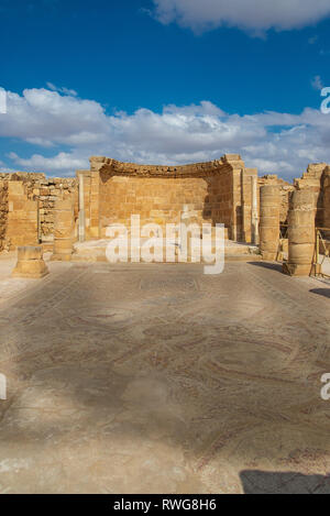 MAMSHIT, Israel/APRIL 10, 2018: Diese alte Kirche mit ihrer beeindruckenden Fußbodenmosaiken, in Israels Wüste Negev wurde nach dem muslimischen Con verlassen Stockfoto