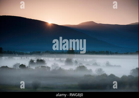 Sonnenaufgang und Nebel über Creston Valley, BC, Kanada Stockfoto