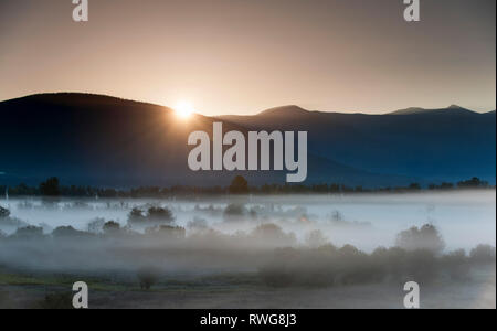 Sonnenaufgang und Nebel über Creston Valley, BC, Kanada Stockfoto