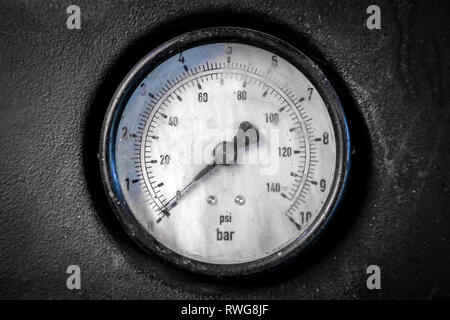 Close-up Sensor zur Messung des Reifendrucks. Niedriger Druck Niveau. Stockfoto