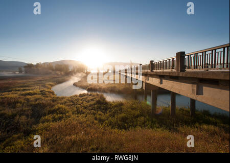 Sonnenaufgang und Nebel über Creston Valley, BC, creston Wildlife Center, Kanada Stockfoto