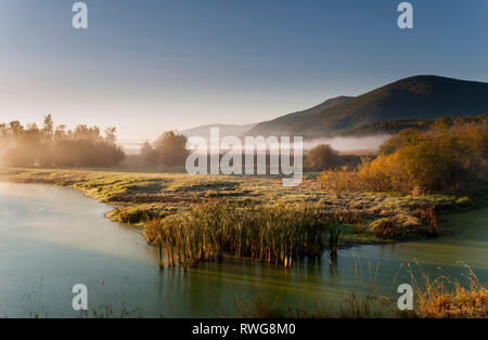 Sonnenaufgang und Nebel über Creston Valley, BC, creston Wildlife Center, Kanada Stockfoto