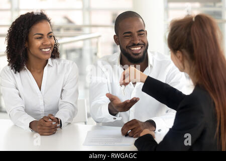 Junge afrikanische Paar start Familie leben Schlüssel von Realtor Stockfoto