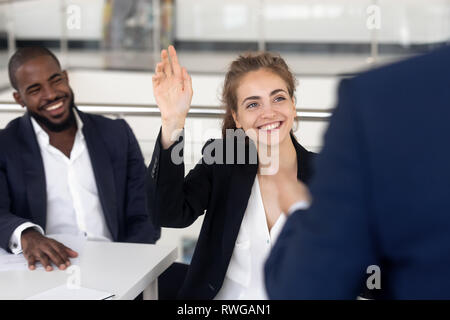 Freundliche Studentin Fragen Business Coach während des Seminars Stockfoto