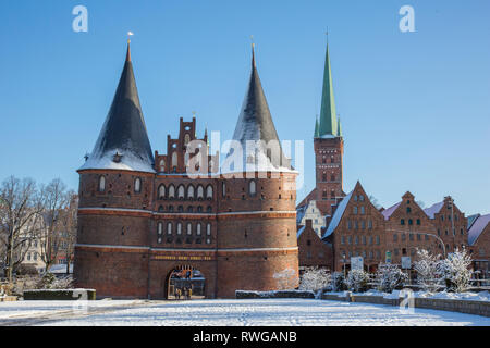 Die Holsteiner Tor (Holstentor) in Lübeck im Winter, Schleswig-Holstein, Deutschland Stockfoto