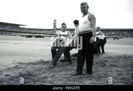 1930, ein Tauziehen Contest statt, während einer Sokol am Stadion Strahov, Prag, Tschechoslowakei. 1926 eröffnet, es wurde gebaut für Displays von Gymnastik und andere synchronisiert Sport Massiv, da das Feld ist drei Mal so breit wie ein Fußball -Pitch und hatte eine Kapazität von 250.000 Zuschauern und ist damit das größte Stadion der je gebaut wurde. Stockfoto