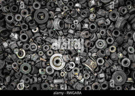 Flach Metallbefestigungselementen: Unterlegscheiben, Muttern, Schrauben, vinitiki, Ansicht von oben. Close-up Carpenter's Tool Kit Stockfoto