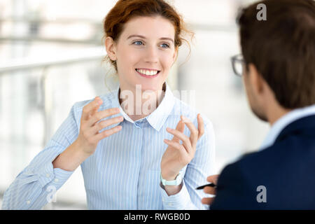 Geschäftsfrau Ideen mit Kollegen während der Konferenz Stockfoto