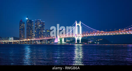 Gwangan Brücke und Wolkenkratzer in der Nacht. Busan, Südkorea Stockfoto