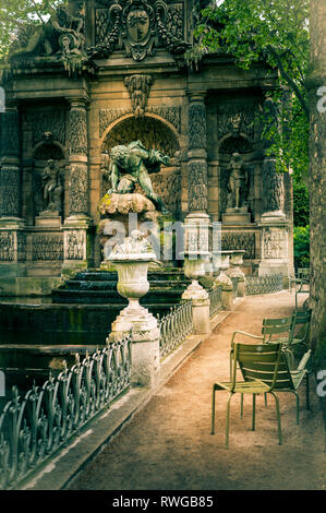 Die Medici-Brunnen (fr La Fontaine Médicis), ein monumentaler Brunnen im Jardin du Luxembourg im 6. Arrondissement in Paris. Stockfoto