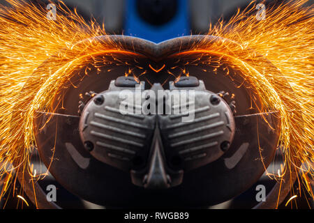 Nahaufnahme eines Mannes sägen Metall Lager mit einer Handkreissäge, helle Blitze fliegen in verschiedenen Richtungen, im Hintergrund Tools für ein Auto Stockfoto