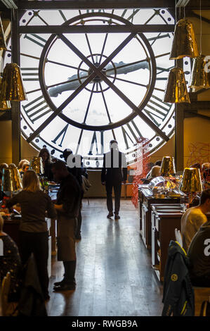 Das Interieur des Restaurants hinter der riesigen Uhr Fenster des Musee d'Orsay Stockfoto