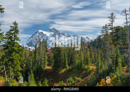 WASHINGTON - Mount Shuksan Reflecting in Picture Lake in Heather Meadows Erholungsgebiet in den North Cascades.Herbstfarben sind reichlich in der Vegetation. Stockfoto