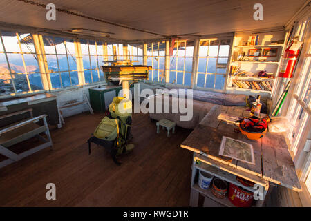 Die wiederhergestellten Fire lookout, 1932 gebaut, auf drei Finger Mountain in der Nähe von Seattle, Washington, USA. Stockfoto