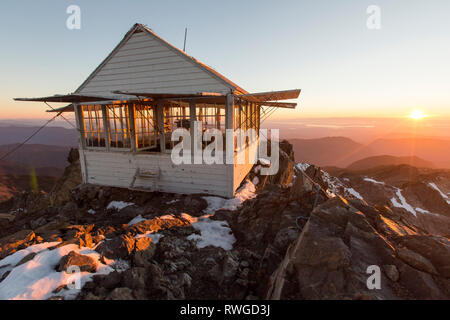 Die wiederhergestellten Fire lookout, 1932 gebaut, auf drei Finger Mountain in der Nähe von Seattle, Washington, USA. Stockfoto