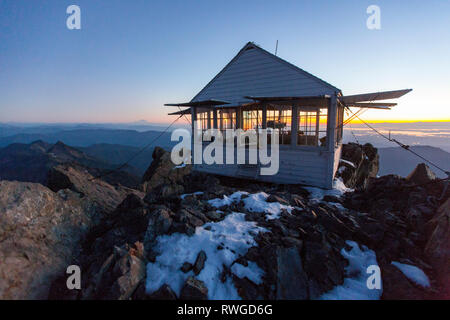 Die wiederhergestellten Fire lookout, 1932 gebaut, auf drei Finger Mountain in der Nähe von Seattle, Washington, USA Stockfoto