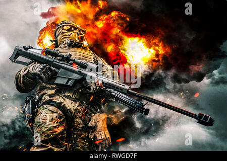 Low Angle View einer Armee Sniper mit großen Kaliber Gewehr und Explosionen im Hintergrund. Stockfoto