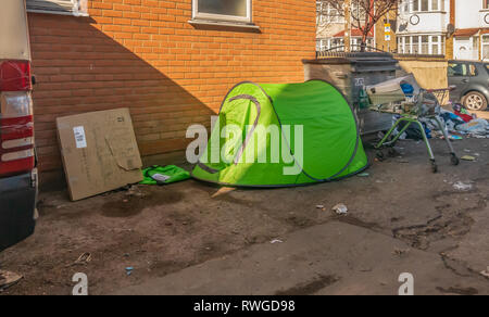 London, UK - Februar 24,2019: Kleine grüne Zelt in eine Gasse durch eine grobe Sleeper. Schwerwiegende soziale Probleme in städtischen Großbritannien. Stockfoto