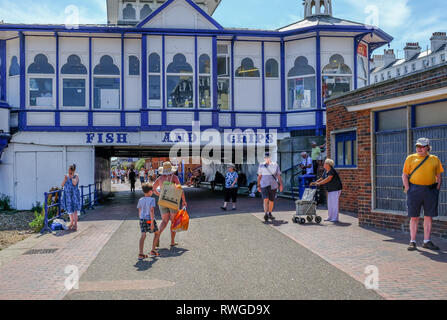 Eastbourne, Sussex, UK - August 1, 2018: Fish & Chips Restaurant am Anfang der Pier. Menschen Flanieren auf der Promenade, die Undern geht Stockfoto