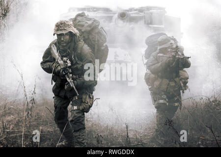 Jagdkommando Soldaten des Österreichischen besondere Kräfte und ein Battle Tank im Nebel. Stockfoto