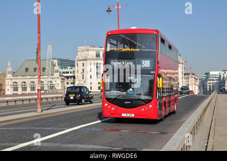 Rote Doppeldeckerbus Kreuzung Blackfriars Road Bridge über die Themse, London, England, Großbritannien Stockfoto