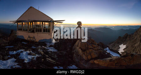 Die wiederhergestellten Fire lookout, 1932 gebaut, auf drei Finger Mountain in der Nähe von Seattle, Washington, USA Stockfoto